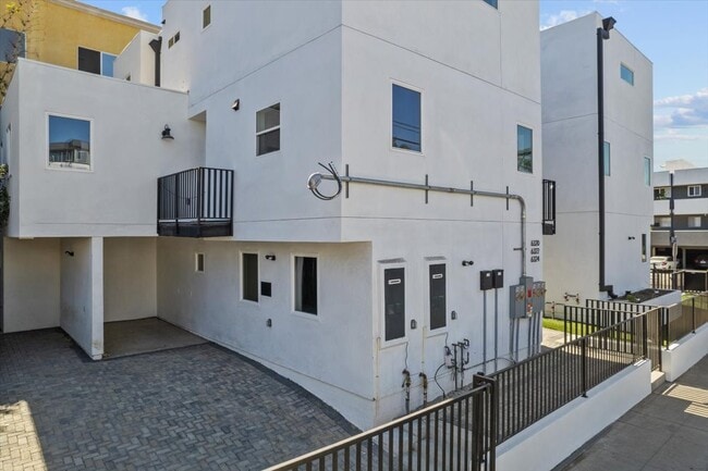 Building Photo - 6322 Willoughby Ave Unit 6322 Willoughby ave