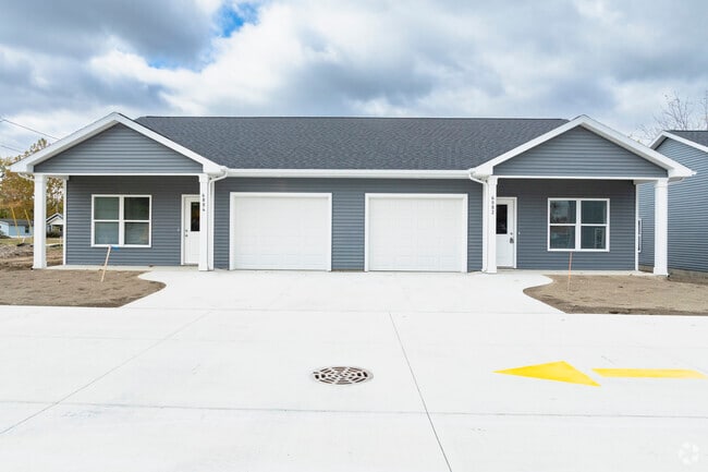 Ranch style 2 bed 1 bath/ attached garage - Urban Nest Apartments