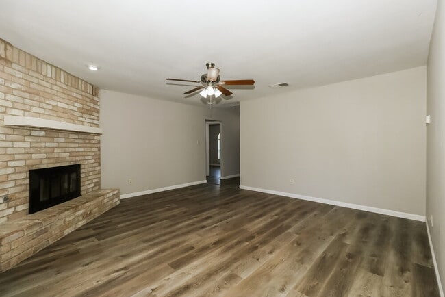 Photo - 114 Cloverleaf St