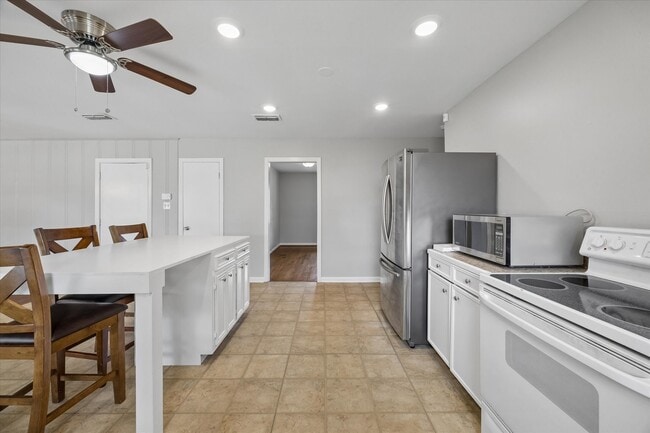 Photo - 8037 Longridge Dr