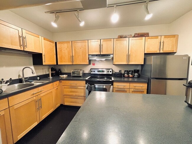 Building Photo - FURNISHED!! 2bed/1bath Condo Right Near Th...