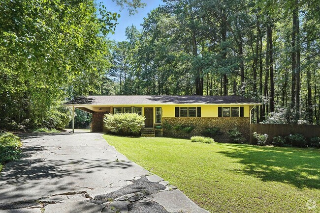 Building Photo - Charming 3BR 1 BTH Home with Inground Pool...