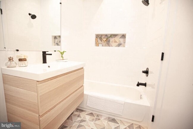 Photo - 2539 Collins St