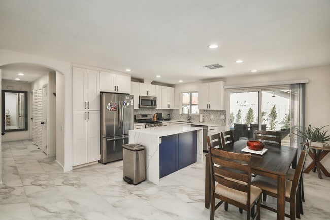 Building Photo - 51700 Avenida Martinez