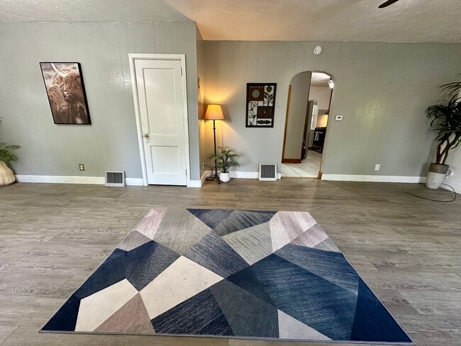 Building Photo - 3 bed, 1.5 bath home for rent in Waterloo