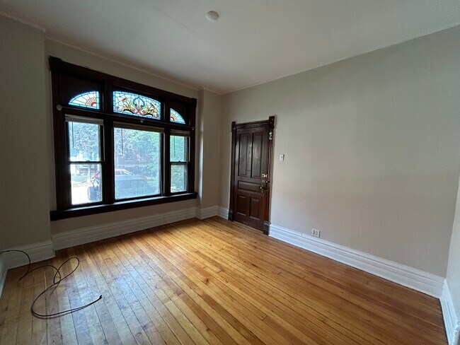 Photo - 1013 N Winchester Ave Unit 1