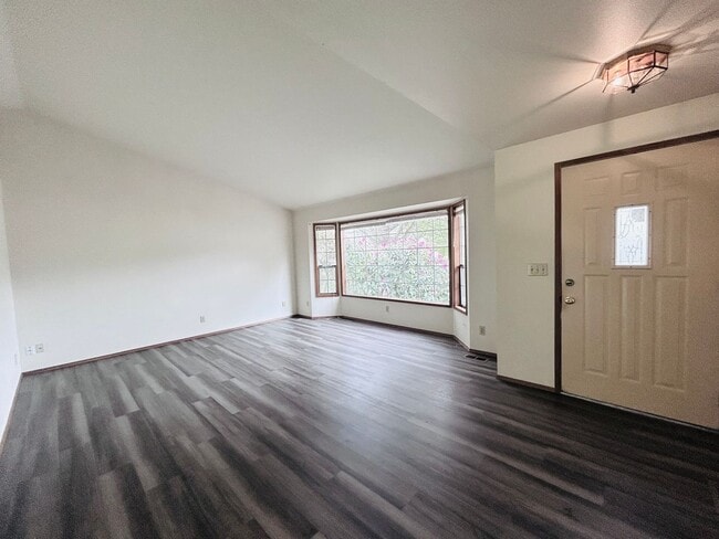 Photo - ***PENDING APPLICATION***Lovely Home Minutes away from West Beach