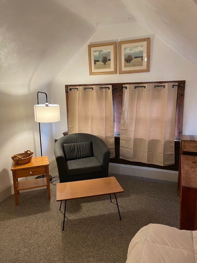 Sitting area - 5824 Phillips Ave (Pittsburgh, PA)
