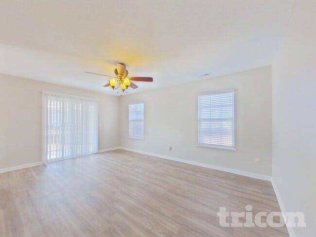 Photo - 349 Denman Loop