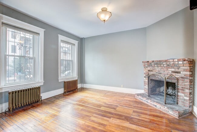 Building Photo - Spacious Three Bedroom + Den in Columbia Heights! Parking Included!