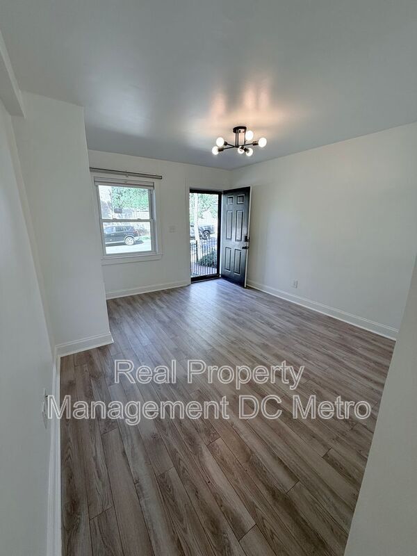 Photo - 1447 Holbrook St NE