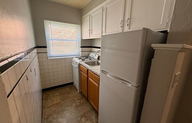 Building Photo - 956 Ludlow Ave Unit 956-03