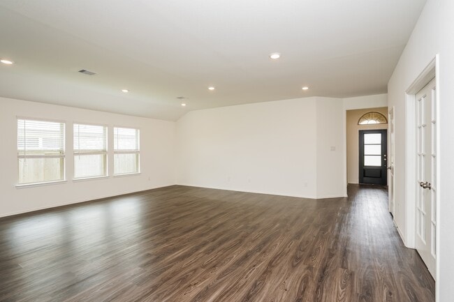 Photo - 310 Pickwick Gdns Ln