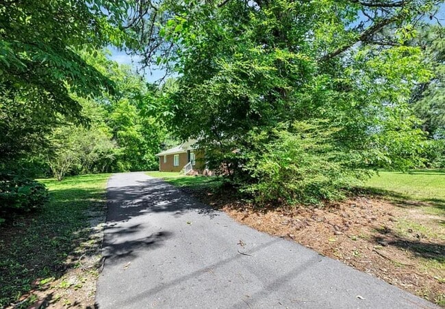 Building Photo - 4 bedroom 2 Bath - Available Now on Main A... Rental