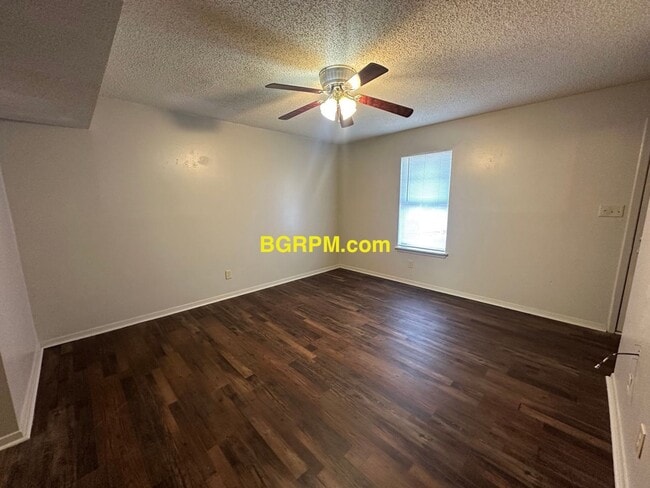 Photo - 3 BD, 1 1/2 BA, Home in Sherwood