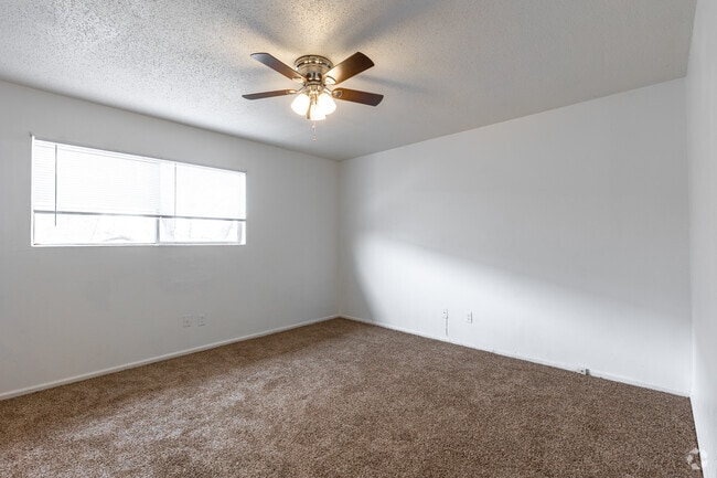 2 habitaciones, 1,5 baños - 1040 pies cuadrados - Dormitorio principal - Courtyards At Monterey