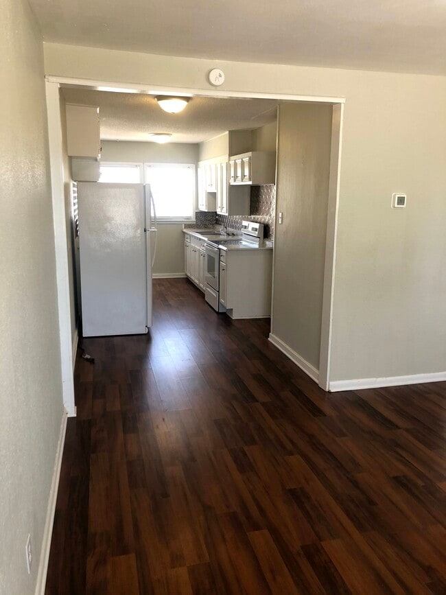 Photo - 611 McEwen St