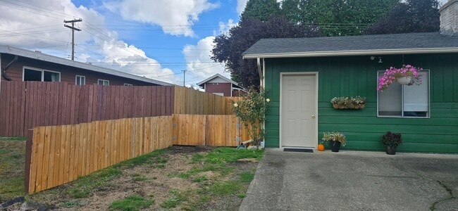 Building Photo - Room for rent with private entrance