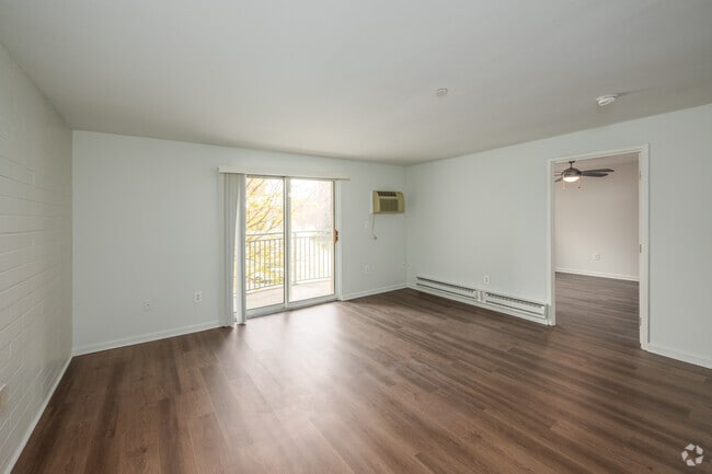 1BR, 1BA - 765SF - Living Room