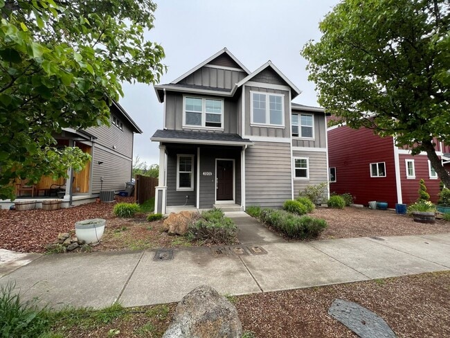 Building Photo - Application Pending - 3 Bedroom House For Rent In Hood River