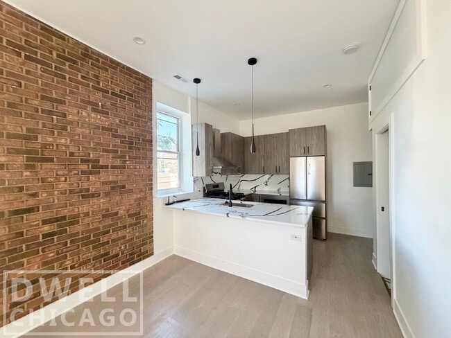 Building Photo - 1236 W Hubbard St Unit 2S
