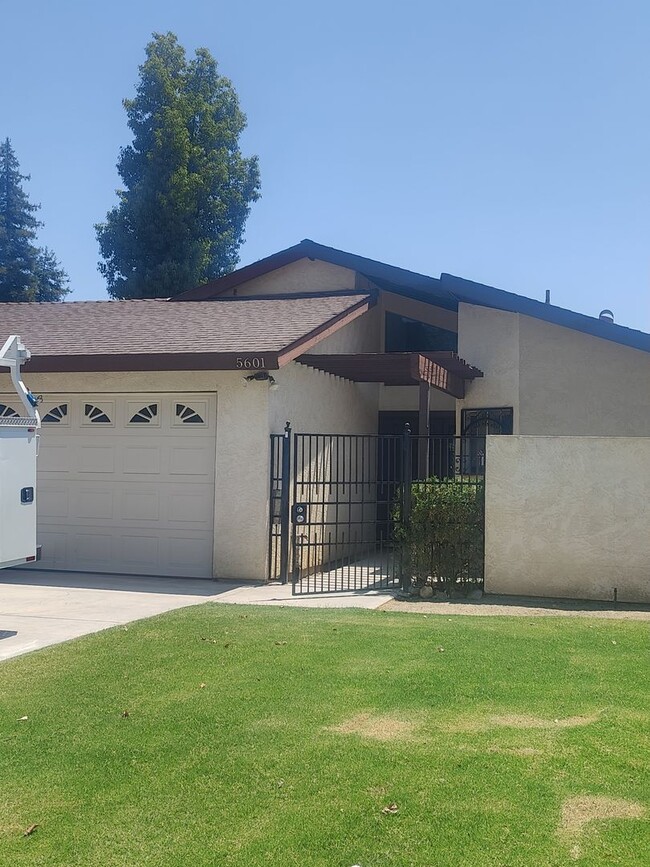 Building Photo - 3 bedroom 2 Bathroom Rental