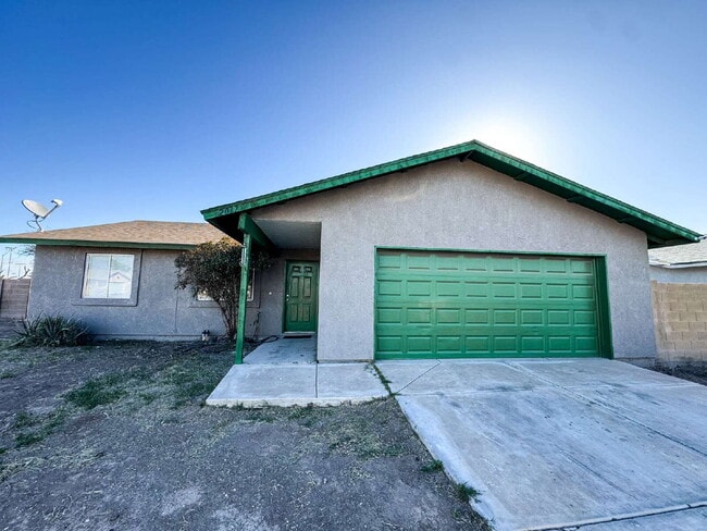 Building Photo - "Spacious 4-Bedroom Home in Yuma with 2 Full Baths!"