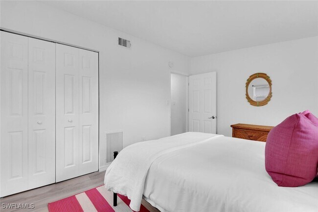 Photo - 2048 Holiday Ln