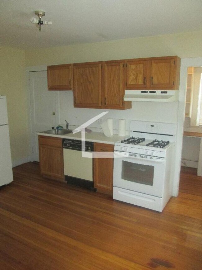 Photo - 9/1 No Fee! Spacious 3BR near Oak Sq, BC, w/d in unit!