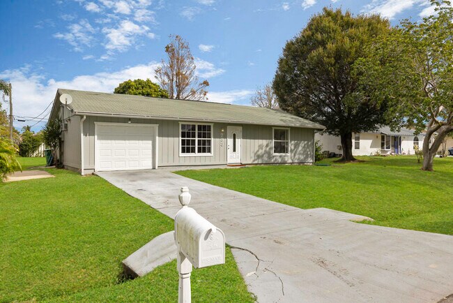 Photo - 733 SE Academy Ln