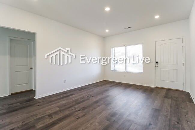 Photo - 42 10 Point Ln