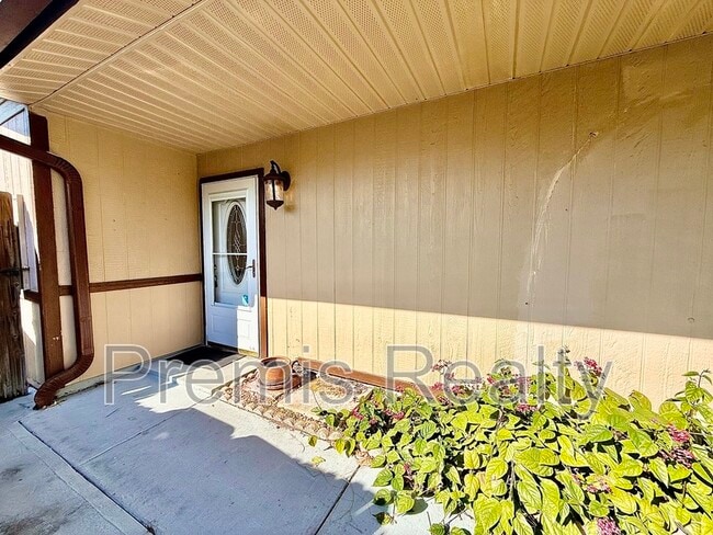 Photo - 747 Brook St NE