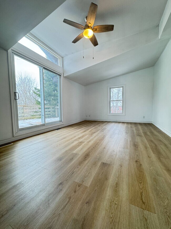 Photo - 273 Moffat St