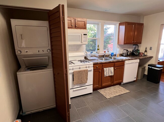 Photo - Move In June 1st 2026! 2 Bedroom 2 bath - Pet's OK - Wilmette Unit # 2