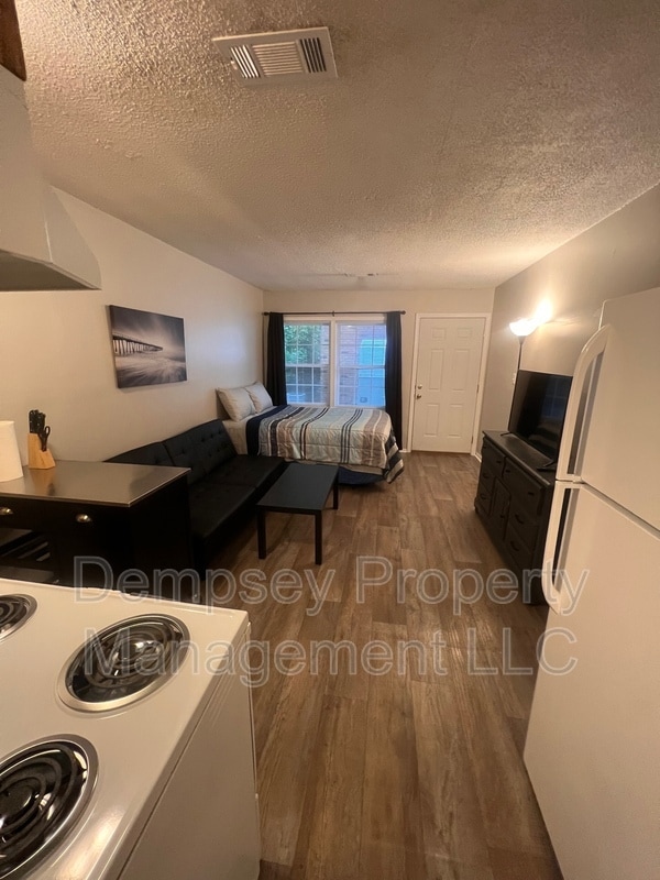 Photo - 139 39th St E