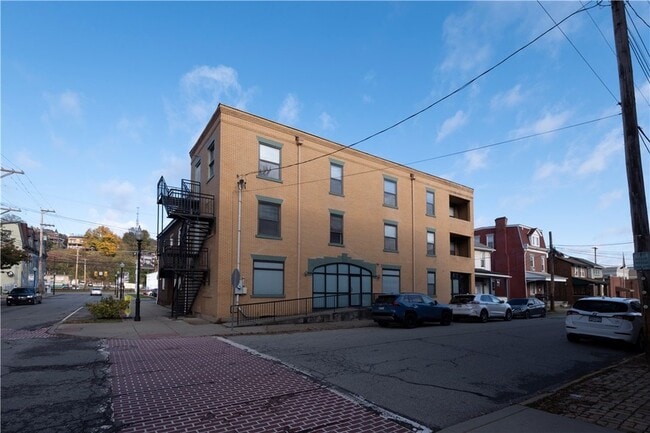 Photo - 232 3rd Ave Unidad 2