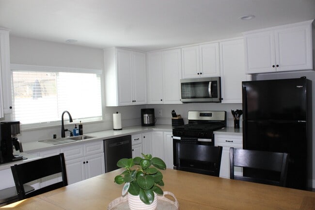 Building Photo - 12765 Shadybend Dr