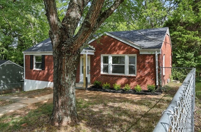 Photo - 3 Bedroom Pet Friendly Home For Rent Near Downtown Clarksville