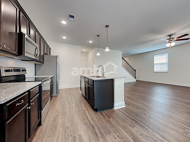 Photo - 505 W Lionel Rd