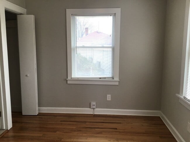 Building Photo - Single Family Home 3 beds 2 full bath Available Now!