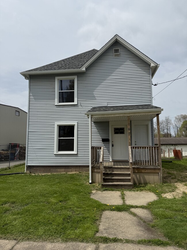 Photo - 147 Linden Ave NE House