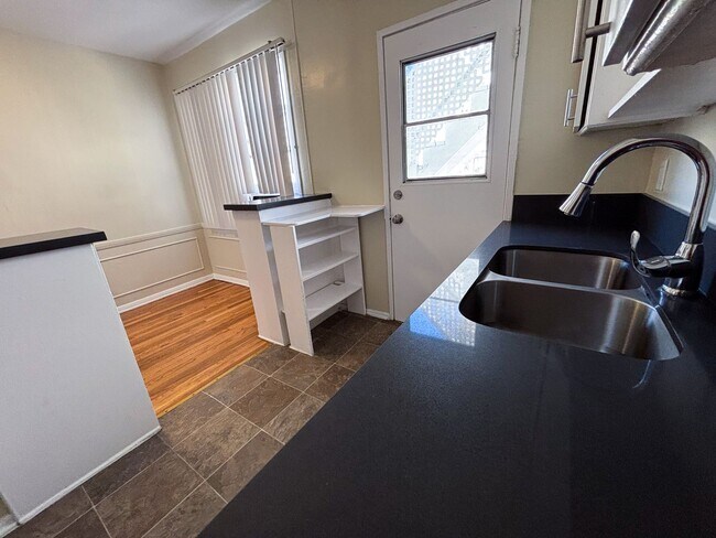 Photo - 605 Kelton Ave