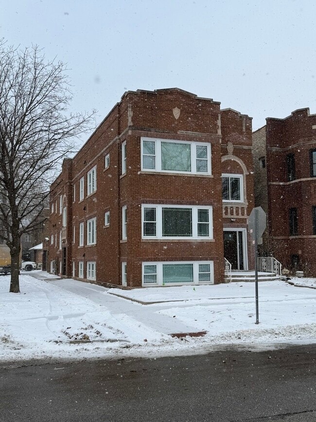 Building Photo - 1942 Elmwood Ave Unit 1R