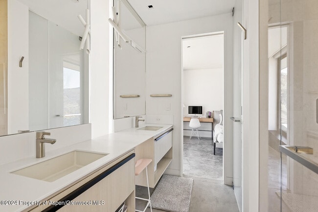 Photo - 580 Medicine Bow Rd