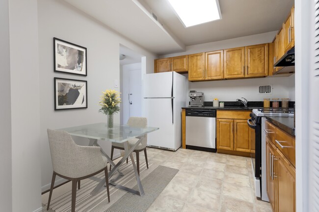 Eat-n Kitchen-Staged