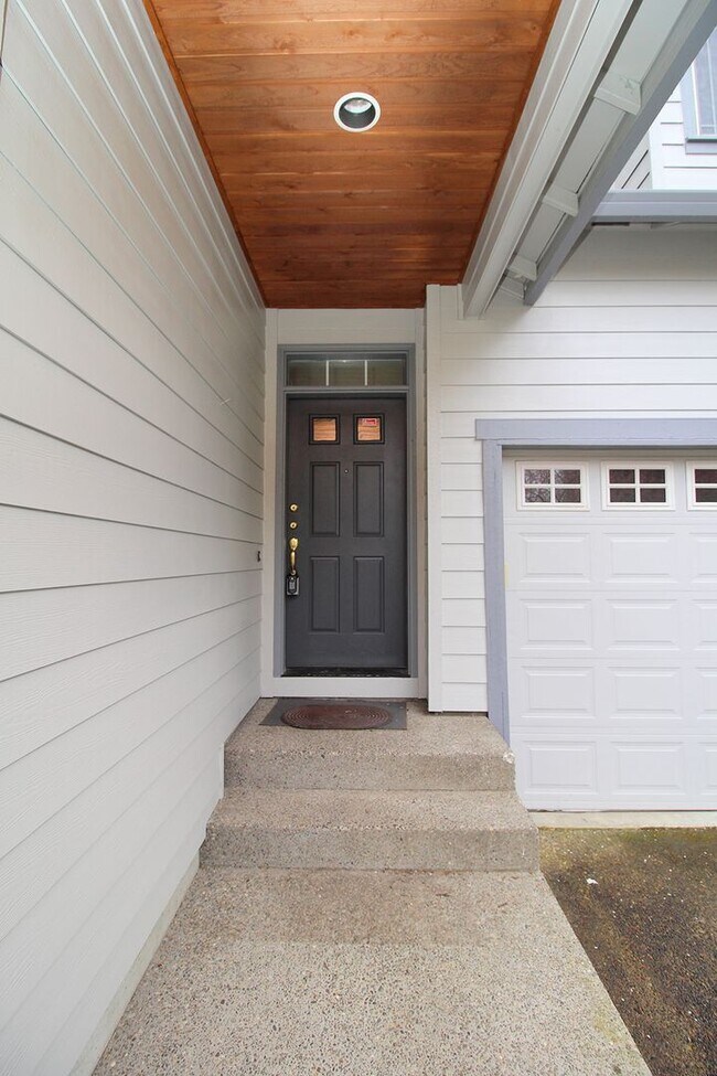 Photo - Alluring 4 Bedroom, 2.5 Bathroom Modern ho...