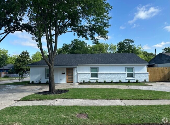 Building Photo - 3503 Fontana Dr Rental