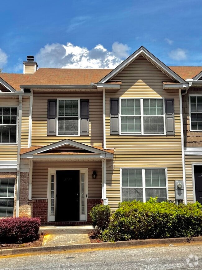 Building Photo - Spacious and cozy 3BR/2.5 bath townhome in...