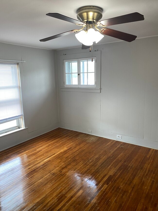 Hermosos pisos de madera noble - 2191 Grand Central Ave Unidad Apartment D