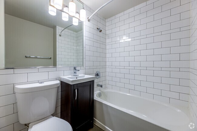 Bachelor - 428SF - Bathroom - 70 Spadina Road